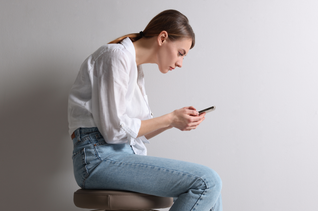 スマホを見て首が前に出ている状態