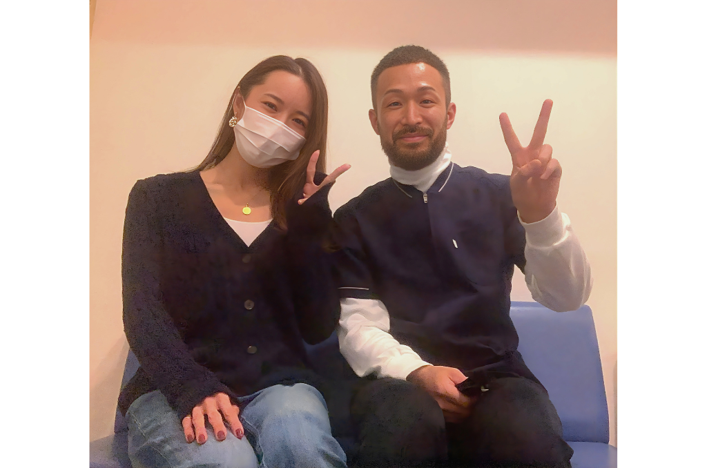 施術後に笑顔の患者さんと院長