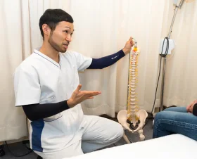 院長が模型を使って身体について説明している当院の写真